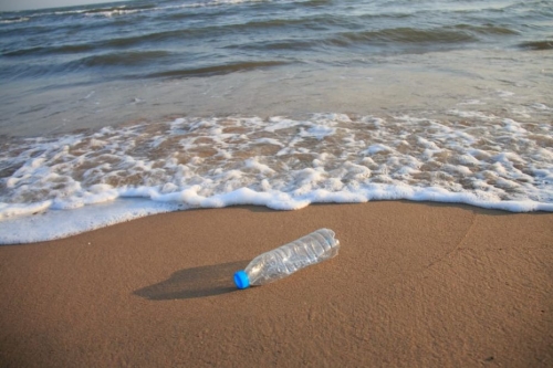 Senza nuove tasse (per ora), la Ue combatte la plastica