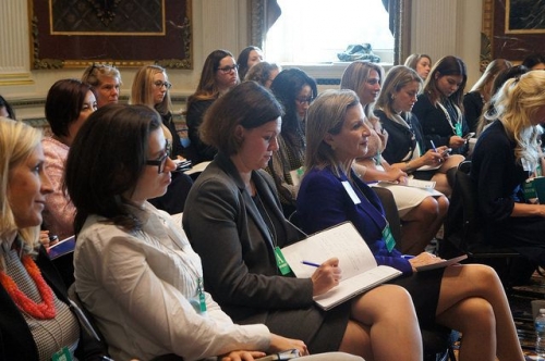 Le giovani donne soffrono la “discriminazione lessicale”