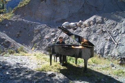 Il Pianista Fuori Posto al Funerale di Venezia