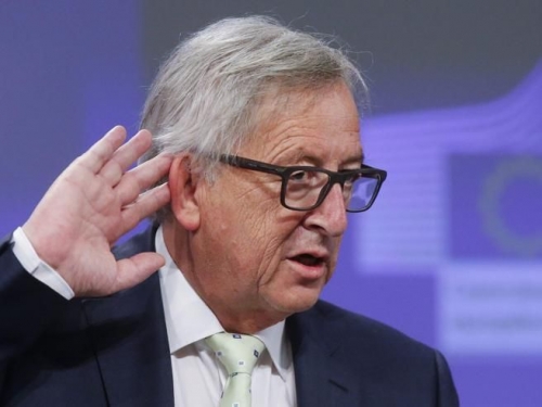 Brexit: seduta straordinaria del Parlamento Europeo tra ovazioni e risate