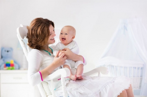 Congedo parentale alla madre, ma anche all’altro genitore