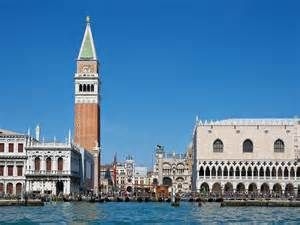 I turisti e la vita quotidiana a Venezia